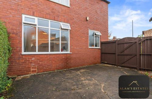 Spacious 4 Bedroom Leeds House - Ideal for Family and Contractors - Free WIFI and Free Parking - Foto 20