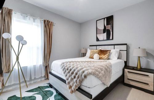 Stylish Hot Tub Retreat BBQ Yard Games WiFi Pets - Foto 34