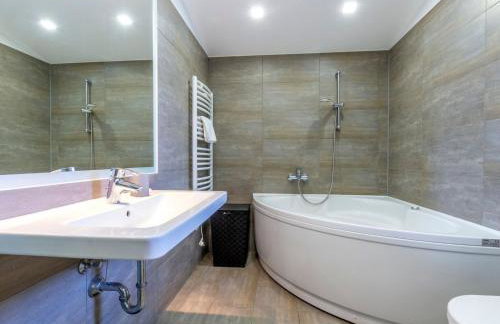 Serene Rural Villa with Pool, Sun Deck, and Children's Play Area - Five Bedroom Villa - Foto 61