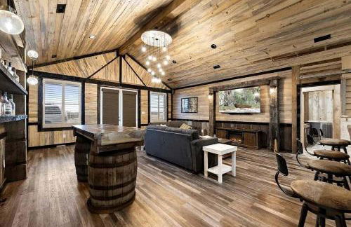 Cozy Wood-Interior Lodge with Screened Patio, Fire-Pit Table, Grill & Fast WiFi in Goreville, Illinois - Photo 7