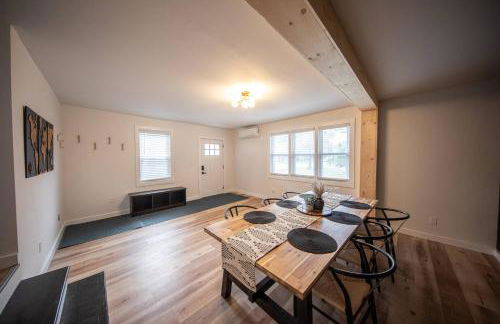 Centrally Located Cozy Modern Home in Bethel - Foto 27