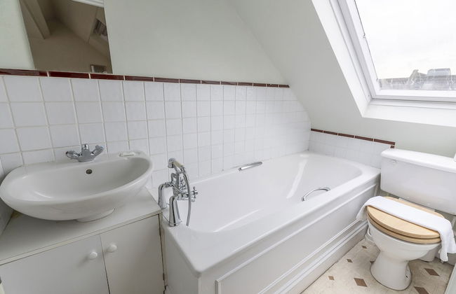 JOIVY Charming 3 bed house with a rooftop terrace - Photo 26