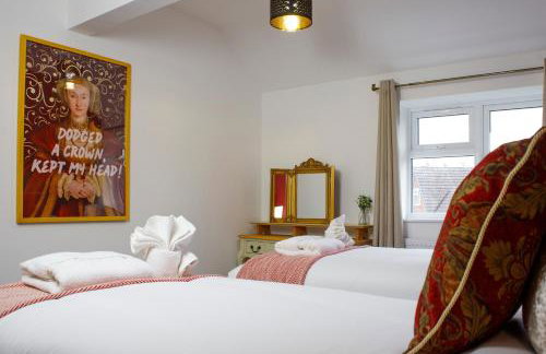 6 BR 3 Bath Spacious Tudor House & Free Parking - Foto 68