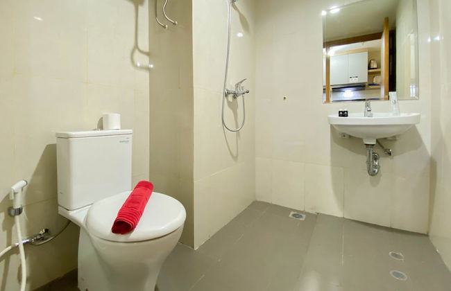 Homey and Well Furnished Studio LRT City Jatibening Apartment - Photo 12