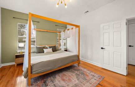 Modern Moroccan Villa w/ Firepit, BBQ + Game Room! - Foto 32