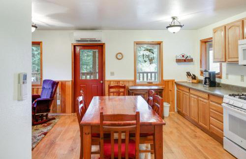 Forested Coffman Cove Cabin with Wood-Burning Stove! - Foto 5