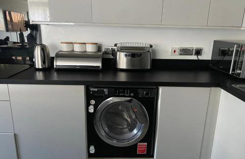 Modern 2 bedroom flat with Sky TV & free parking - Foto 14