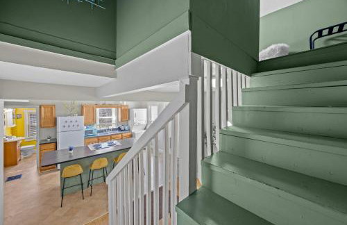 Cozy Downtown Stay w Private Backyard & Parking - Foto 29