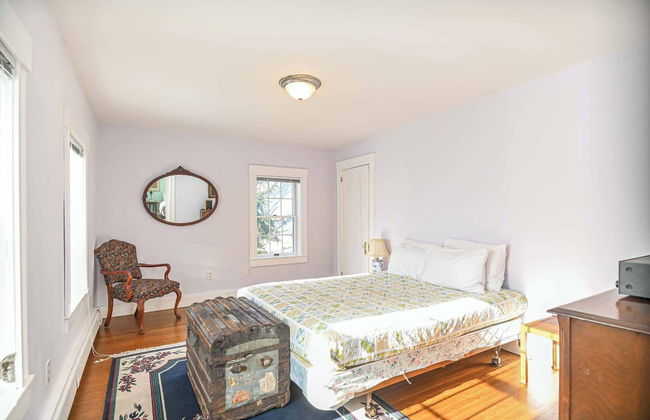 4 BDR w/ Private Hot Tub, Backyard and Deck! - Photo 5