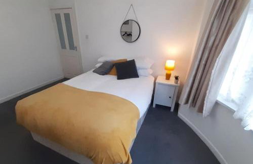 Free Parking Spacious Home - Photo 2