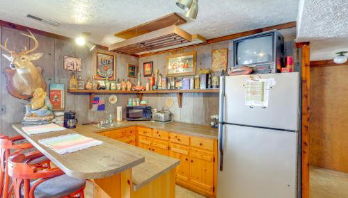 Couple’s Smith Mtn Lake Getaway w/ Private Beach - Foto 4