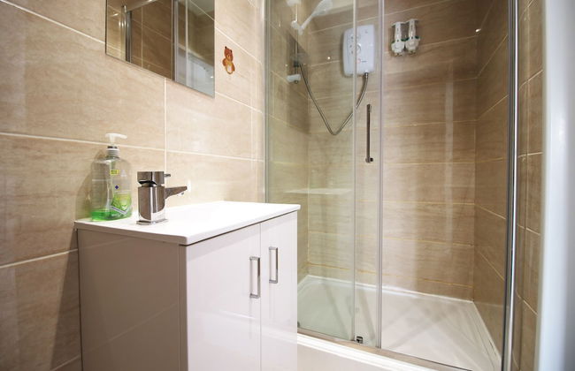 Skyline Immaculate 2-bed Apartment in Swansea - Photo 19