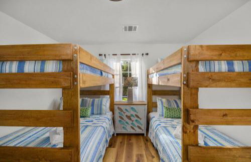 Seabrook 3BR Sleeps 10 w Backyard, Fire Pit Near Kemah - Foto 31