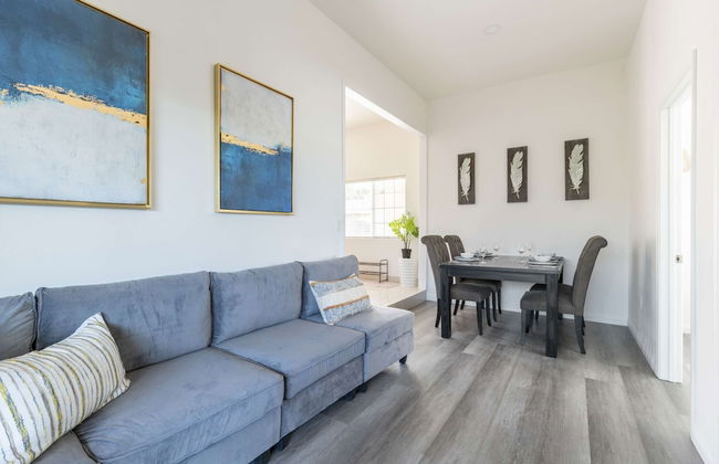 Elegant Retreat Modern Comforts, Prime Location - Photo 28