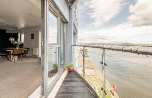 Calming Sea View City Apartment - Foto 15