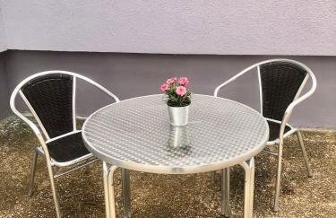 Modernes Zimmer mit Küchenzeile und Bad - Foto 11