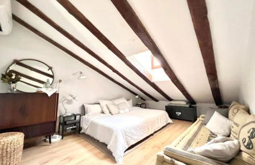 Apartment in monumental square Madrid Center - Photo 34