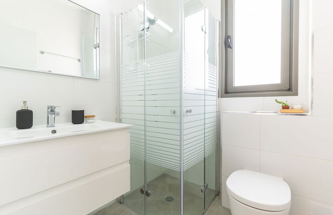 Sunlit Balcony & Coastal Charm by Sea N' Rent - Foto 28