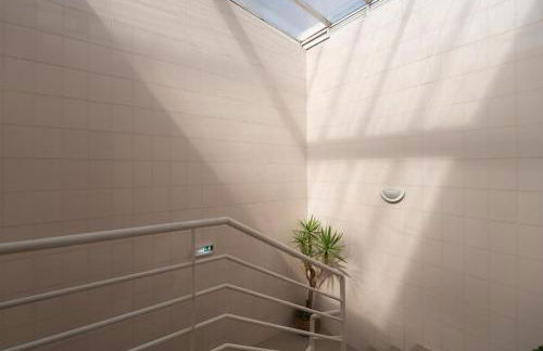 Bright Flat with Balcony & Garage by HostWise - Foto 47