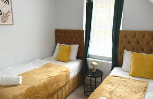 Central 2BR Home with Parking near Ferry - Foto 4