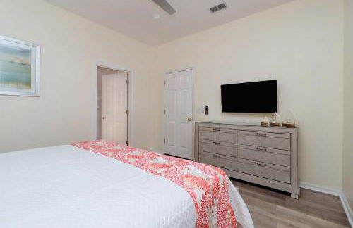 Serene 4-Bedroom Lakeview Retreat with South-Facing Pool & Sun-Drenched Outdoor Living - Foto 81