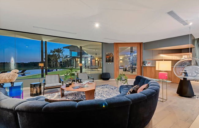 Modern 7BR Villa w Stunning Views of Golf Course - Photo 45