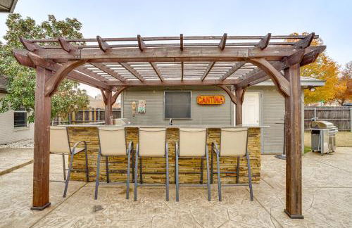 Group-Friendly Burleson Getaway with Outdoor Oasis - Foto 28