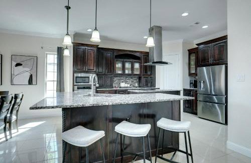 GORGEOUS 5-bd 4ba w Pool, Hot Tub, 2 kitchens, & Game Room Near Dallas Airports! - Foto 7