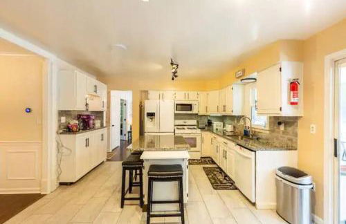 Lrge 5 BR 9 Beds Near DC-Pool, Hot Tub, Gym, Game Rm, Fire Pit - Foto 13