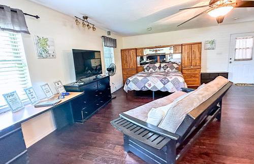 Texas Speedway Retreat: Desk + Cowboy Dipping Pool by Vacation Your Way - Foto 14