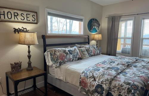 Red Rooster Family Cabin w/Hot Tub+Fire Pit+View - Foto 6