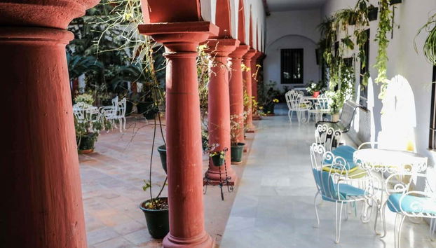 Recorriendo el patio de la iglesia-hospital Jesús Nazareno