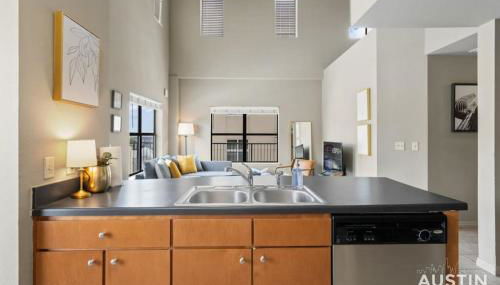 Perfect Location Near UT and Large Patio With A View - Foto 3