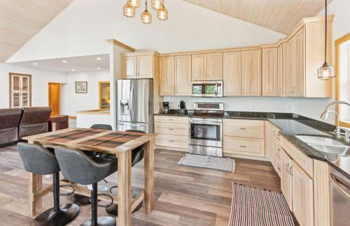 Lakeside 4BR Retreat Private, Peaceful & Scenic villa - Foto 16