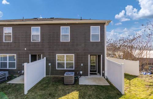 Stylish 3BR Getaway across Bristol Speedway - Foto 59