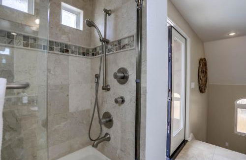 Stunning Ocean View Home w Rooftop Terrace, Firepit, Fast Wifi, AC & Parking! - Foto 26