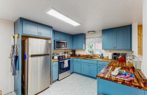 2 Mi to Campus! Family Home with Game Room in Eugene - Photo 2