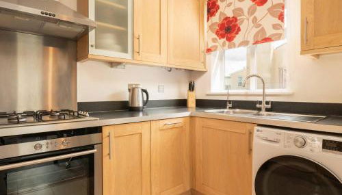Modern, Well Presented 2-Bedroom Apartment, With Parking, Opposite Nirvana Spa - Pass the Keys - Foto 5, stove, dishwasher, toaster, Other