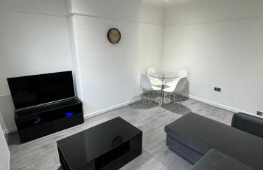 Luxury 2 Bed Apartment, Sleeps 6 with Sofa bed, Close to Sale Town & Tram Station - Photo 6