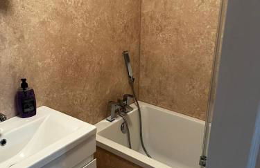 5 minutes to Glasgow airport - Foto 24