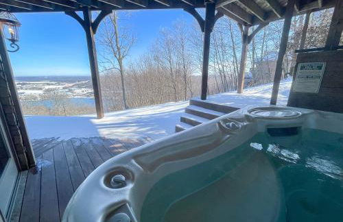 Luxury Stunning Mountaintop Home with Hot Tub and Lake Views - Foto 35