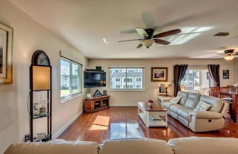 Gorgeous 2 Bedroom Waterfront Condo - Foto 46