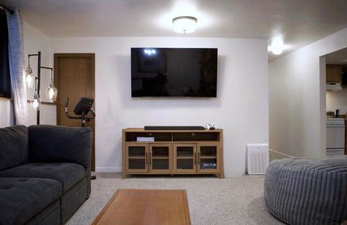 Whole House Aurora View with Hot tub, Sauna and AC - Photo 27