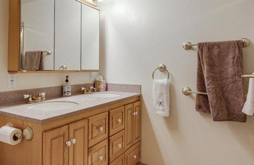 Hot Tub and Whale Watching! Scenic Sitka Escape - Foto 25