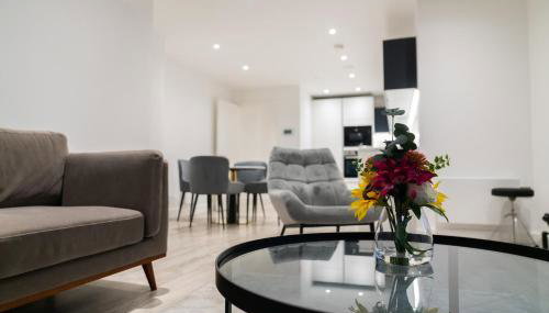 Modern 2 Bed Penthouse with Stunning views in Manchester City Center - Photo 5