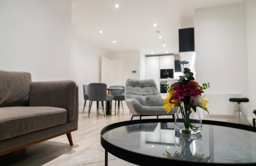Modern 2 Bed Penthouse with Stunning views in Manchester City Center - Photo 5