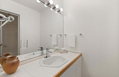 Heart of Cherry Creek Group Retreat Hot Tub - Foto 46