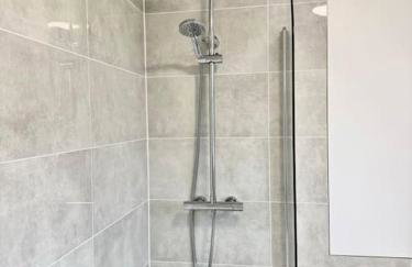 Modern 3 Bedroom Home - Free Driveway Parking - 6 Guests - Upstairs Bathroom and Downstairs WC - Foto 31