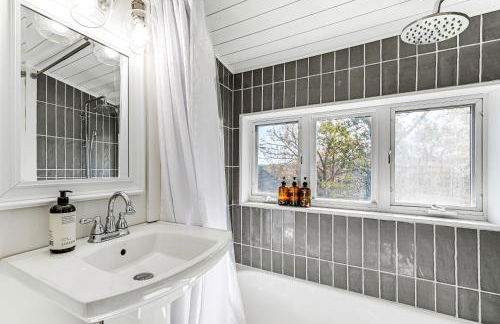 Main Street Elkin Retreat Home with Backyard Oasis - Foto 15