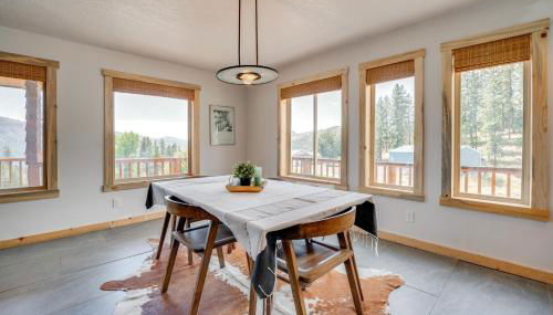 Mtn-View Getaway with Spacious Deck in Republic! - Foto 4